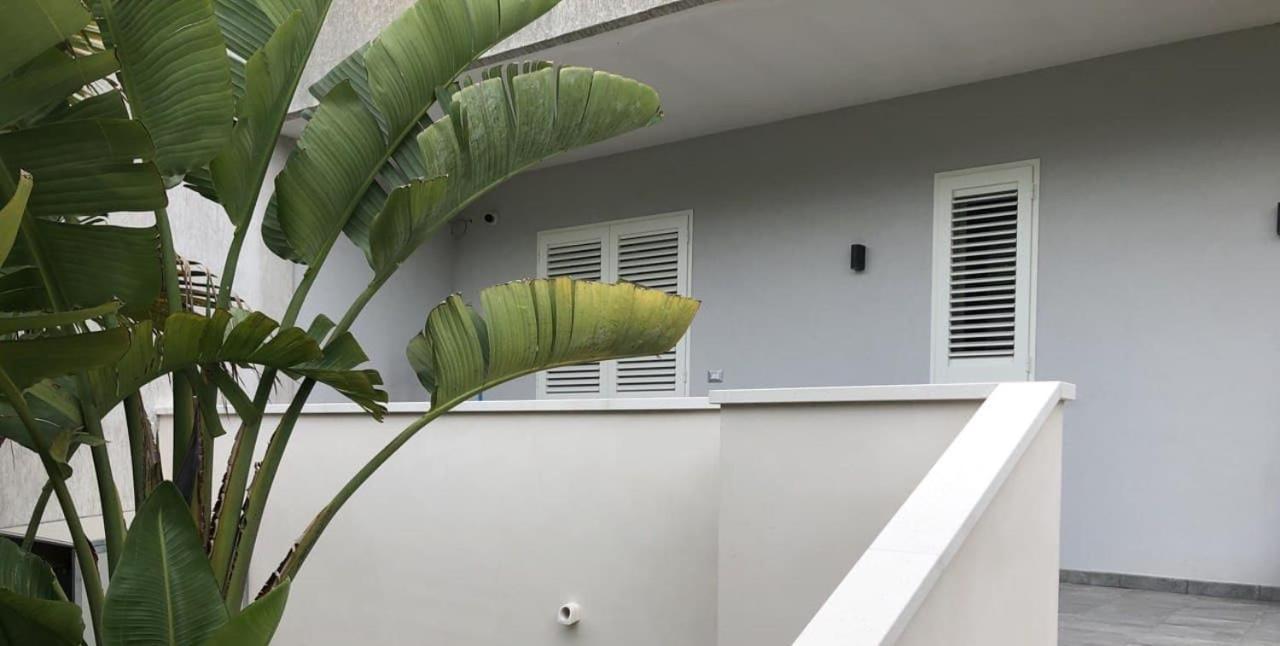 Dea Del Salento Apartment เลชเช ภายนอก รูปภาพ